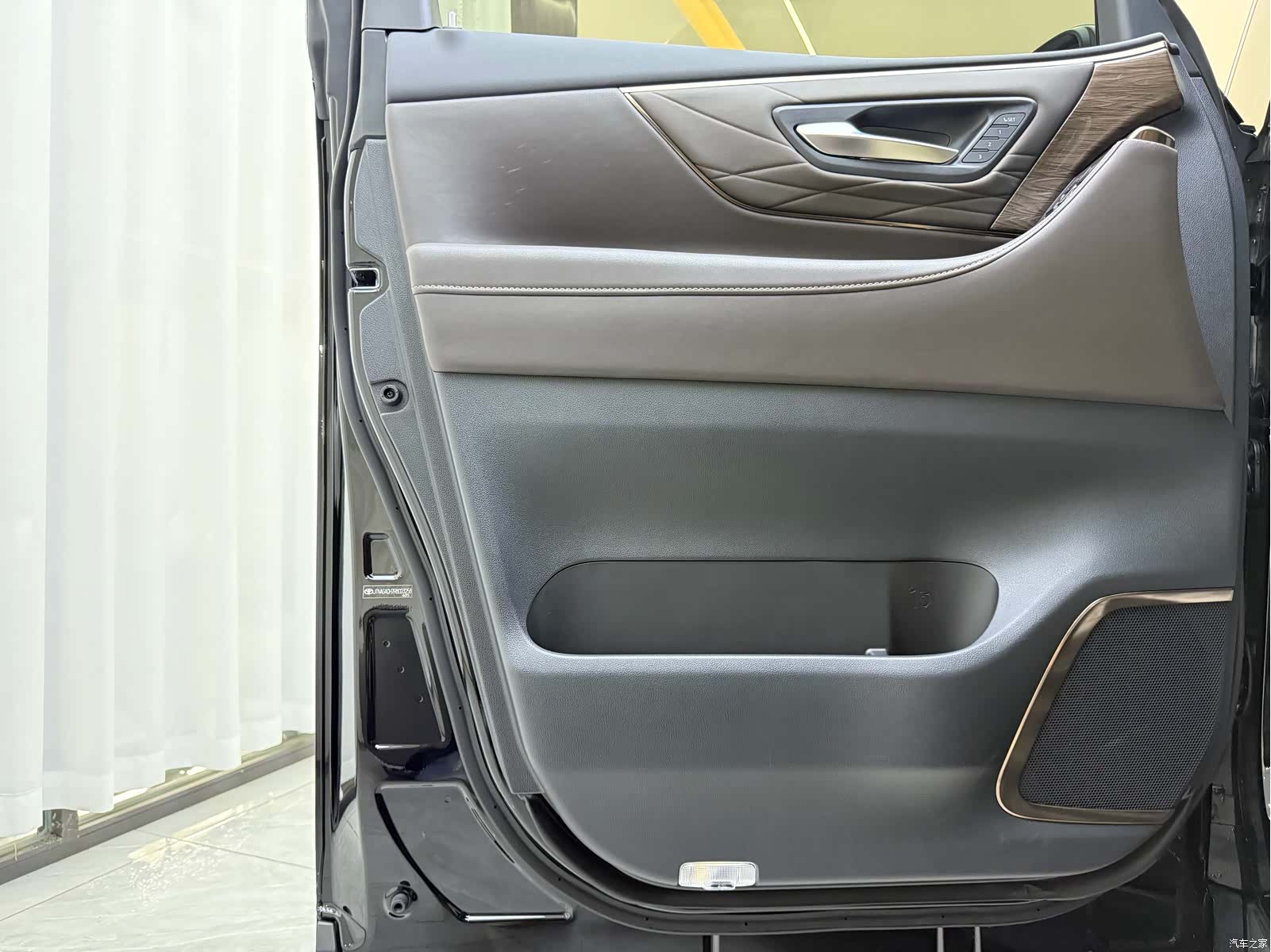 Toyota Alphard, 2025 3