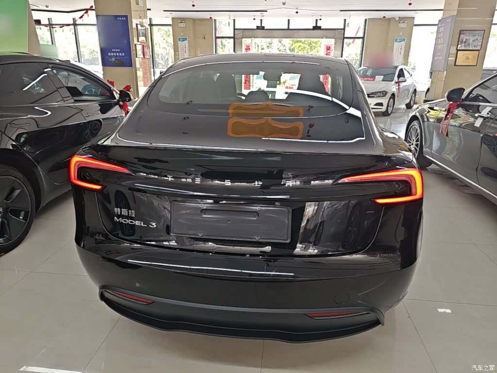 Tesla Model 3, 2025 4
