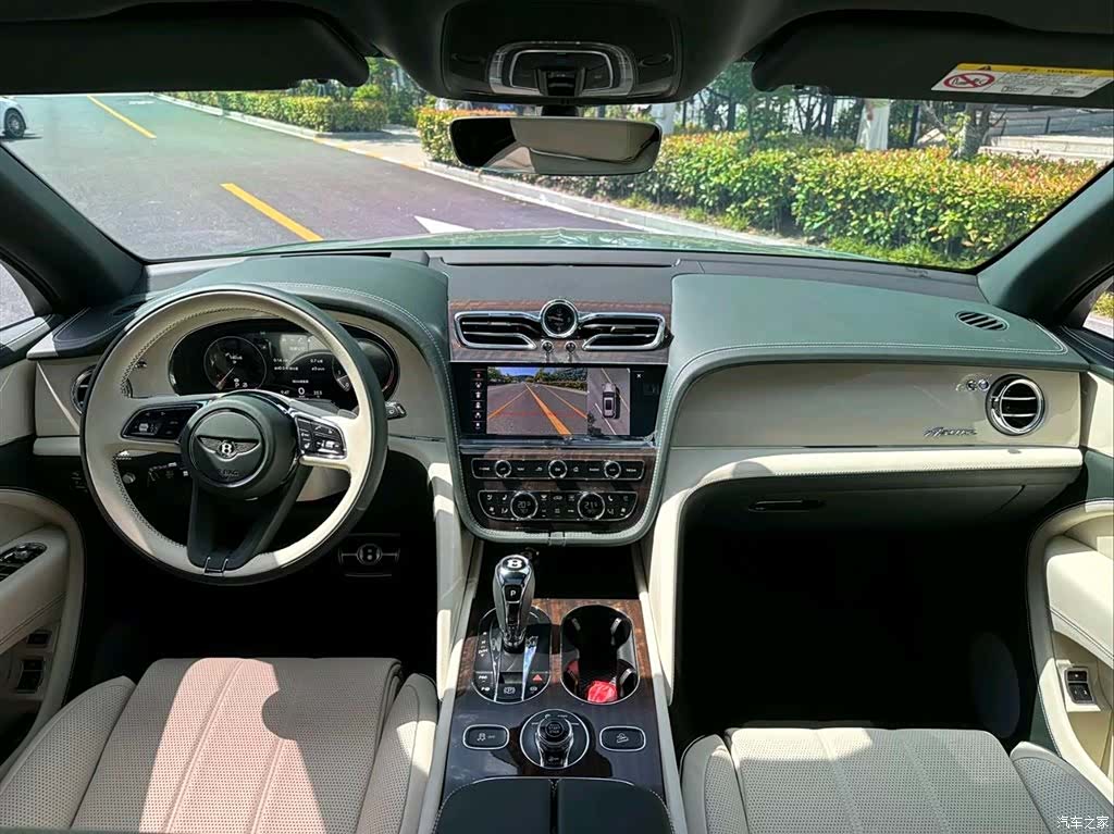 Bentley Bentayga, 2023 10