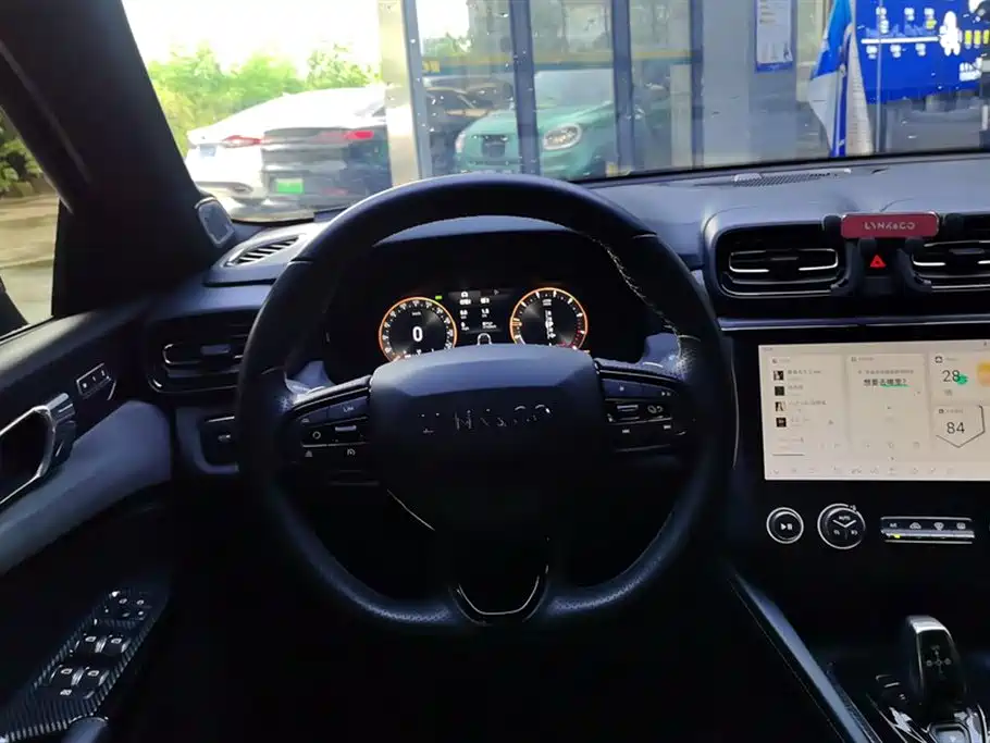 Lynk & Co 03