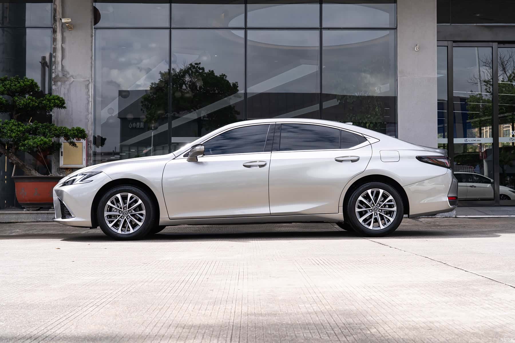 Lexus ES, 2026 4
