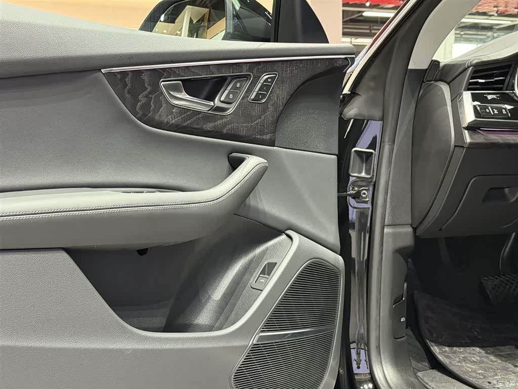Audi Q8, 2025 12