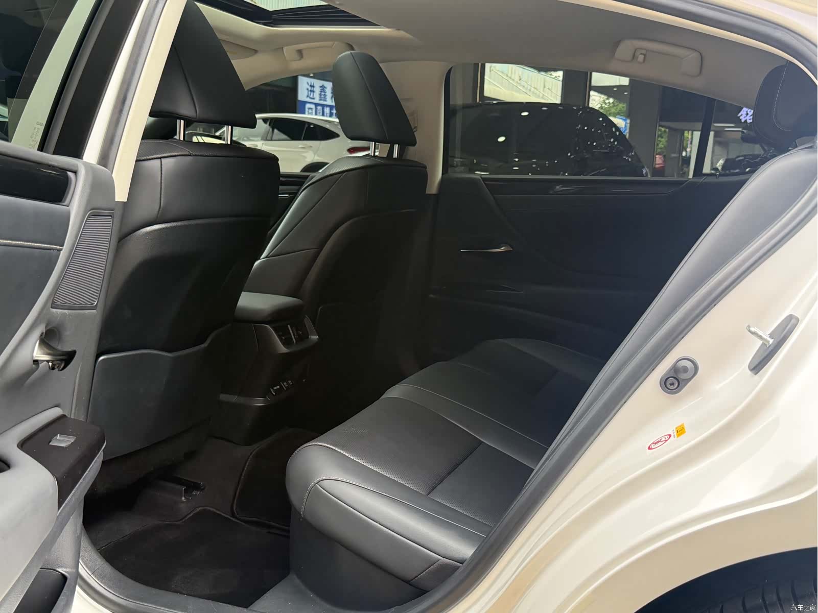 Lexus ES, 2019 14