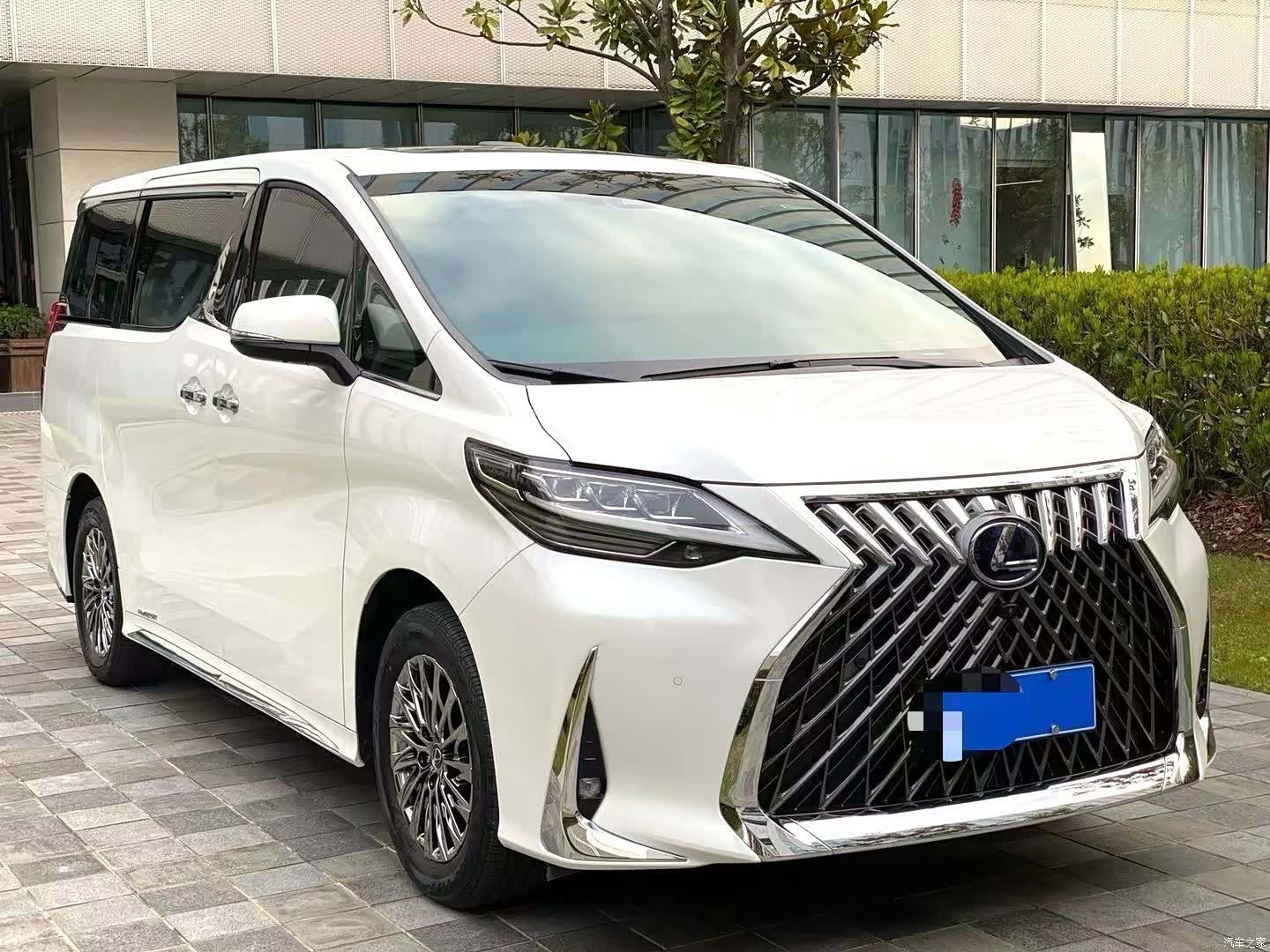 Lexus LM, 2020 3