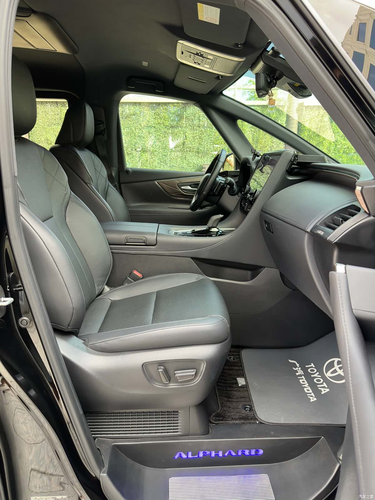 Toyota Alphard, 2024 13