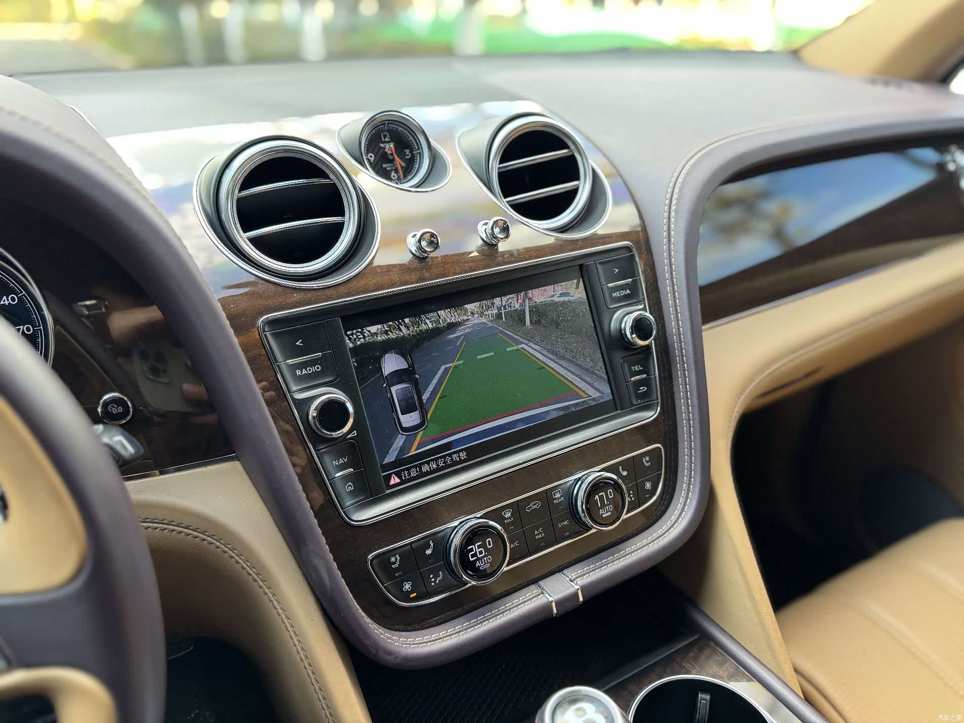 Bentley Bentayga, 2016 10