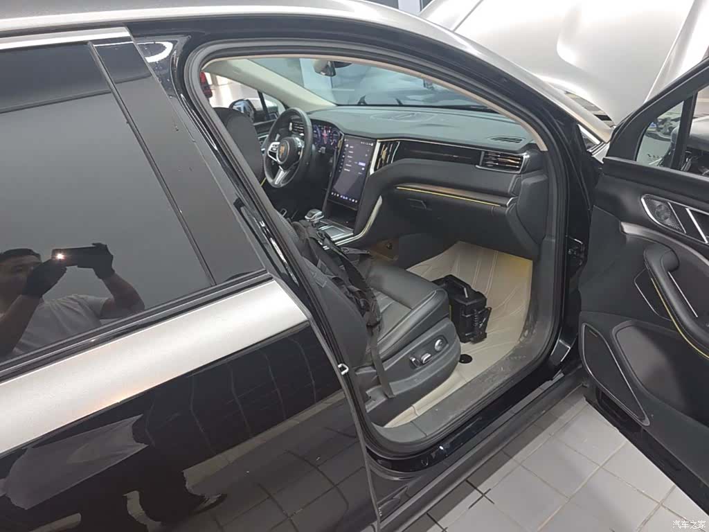 Hongqi HS7, 2025 11