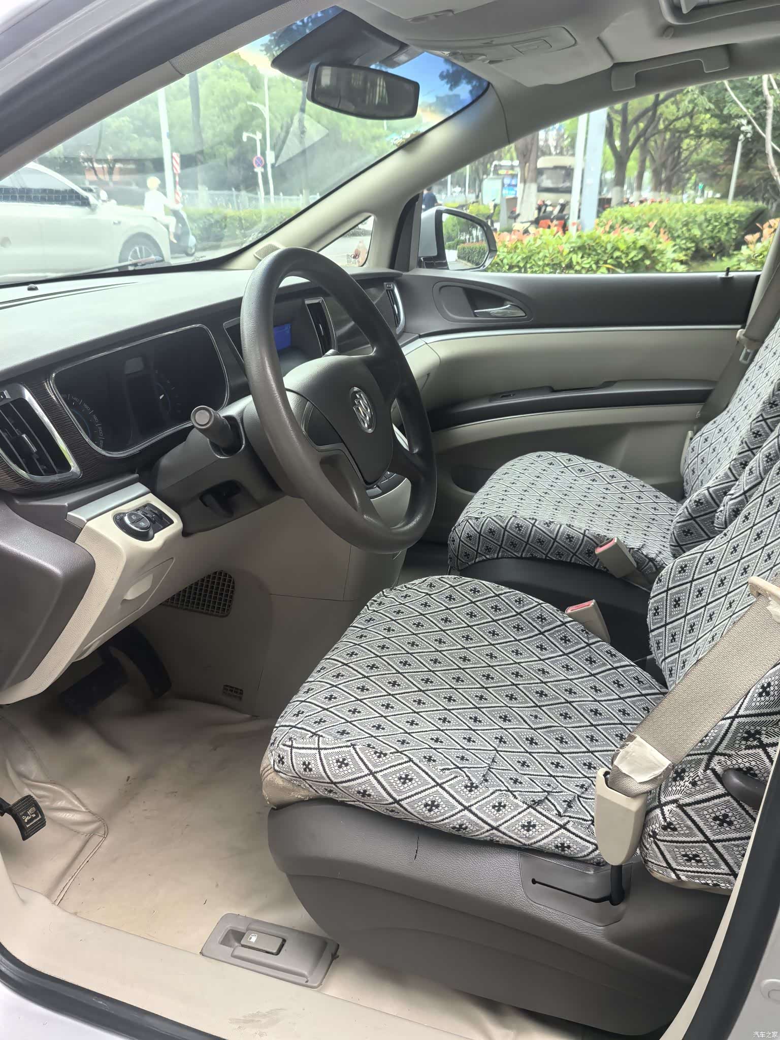 Buick GL8, 2011 6