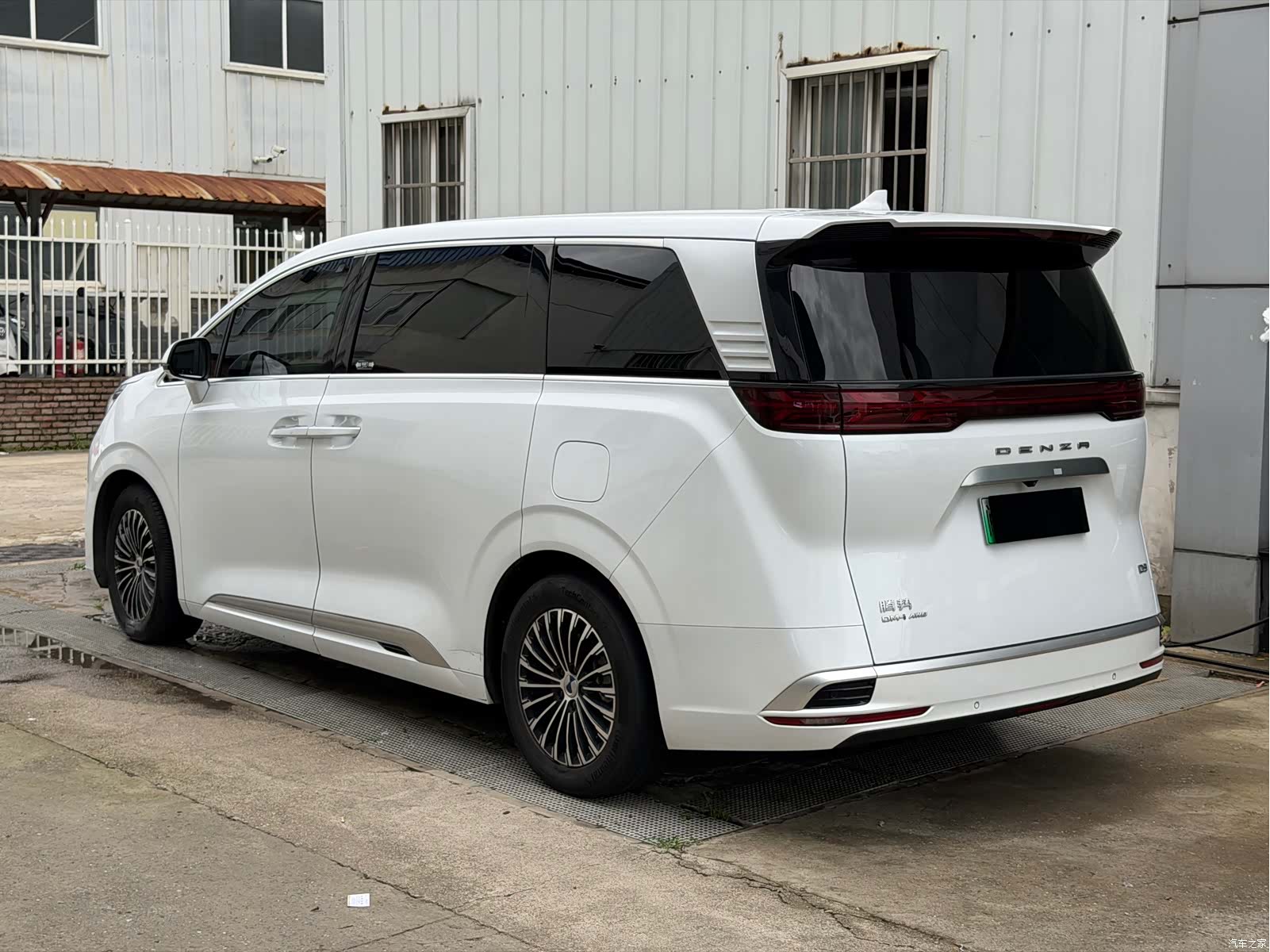 Denza D9, 2023 9