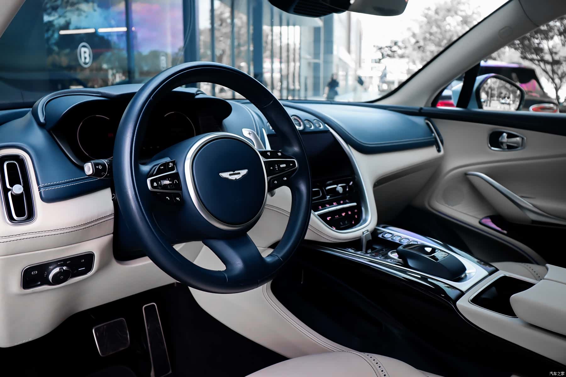 Aston Martin DBX, 2022 9