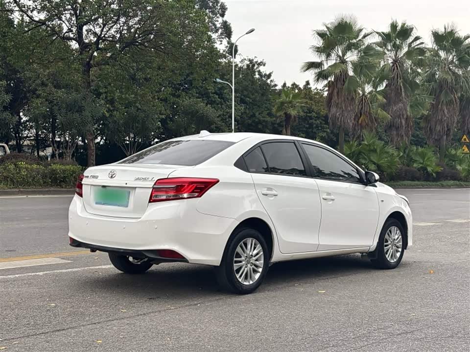 Toyota YARiS L to enjoy