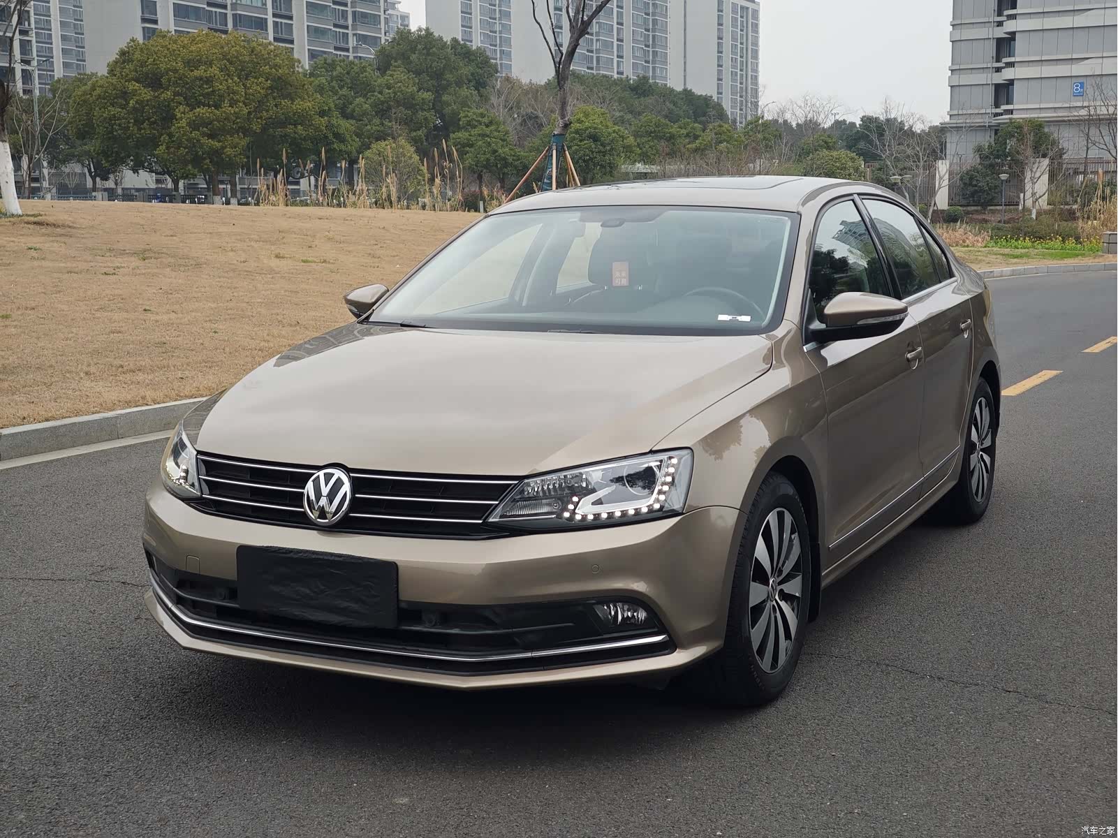 Volkswagen Sagitar, 2015 1