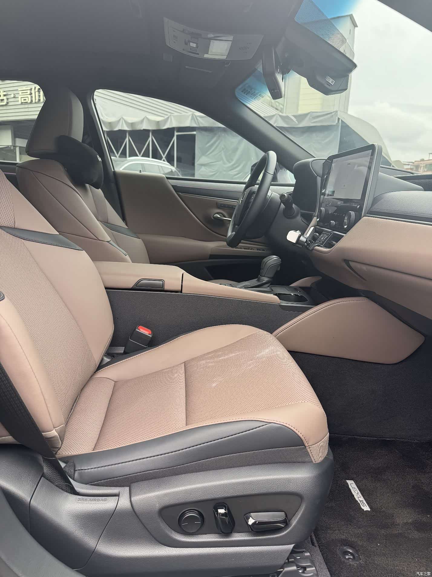 Lexus ES, 2025 15