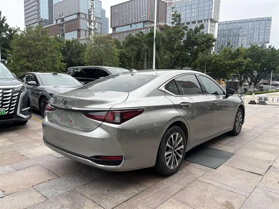 Lexus ES