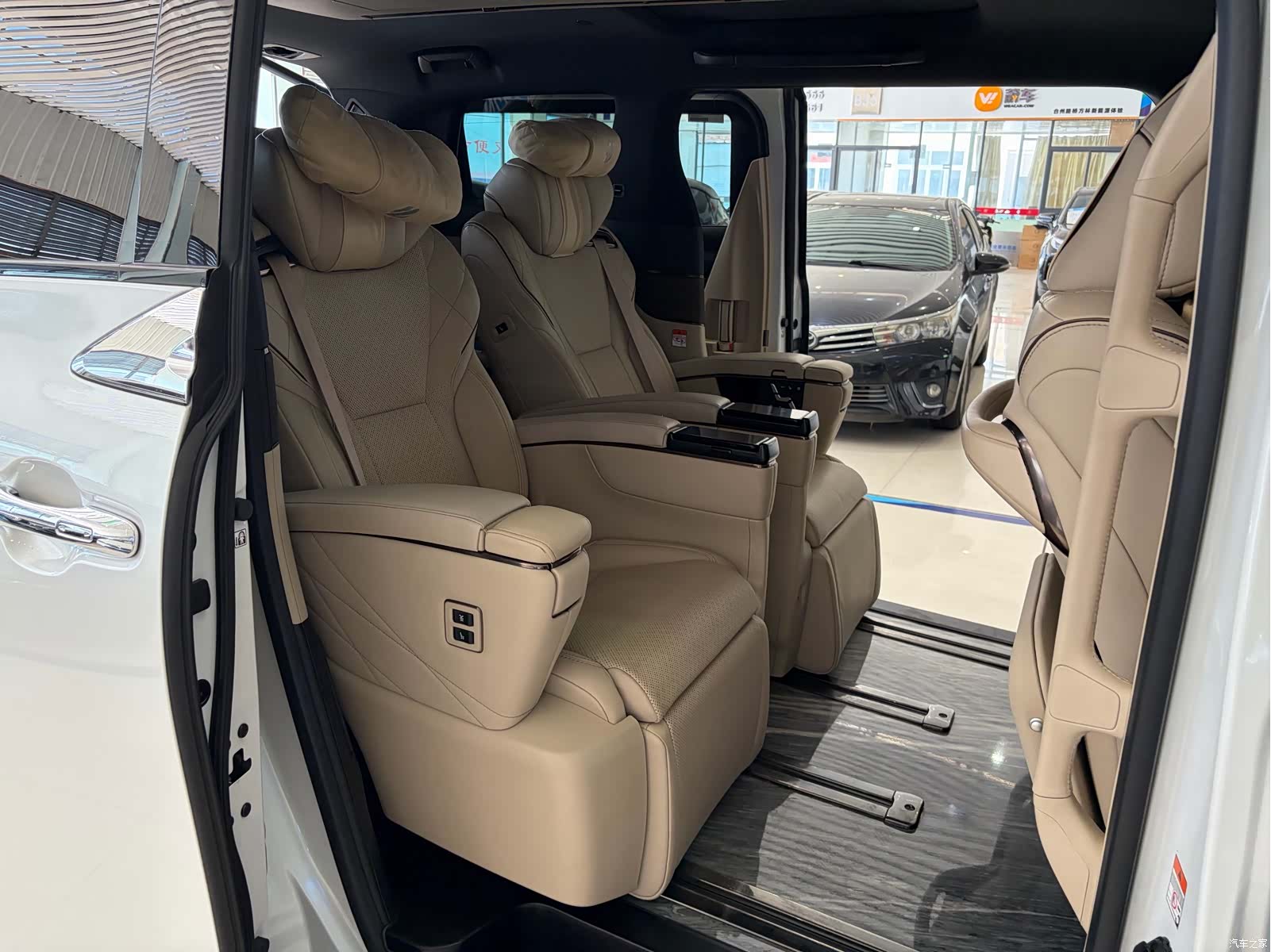 Toyota Alphard, 2024 9