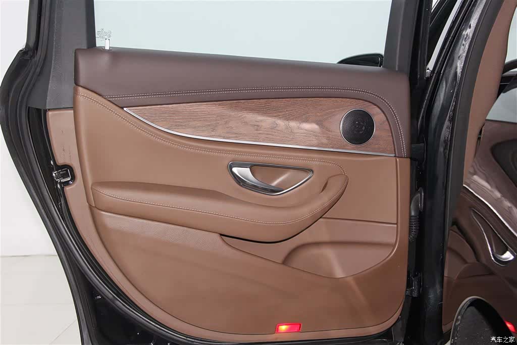 Mercedes-Benz E-Class, 2023 31