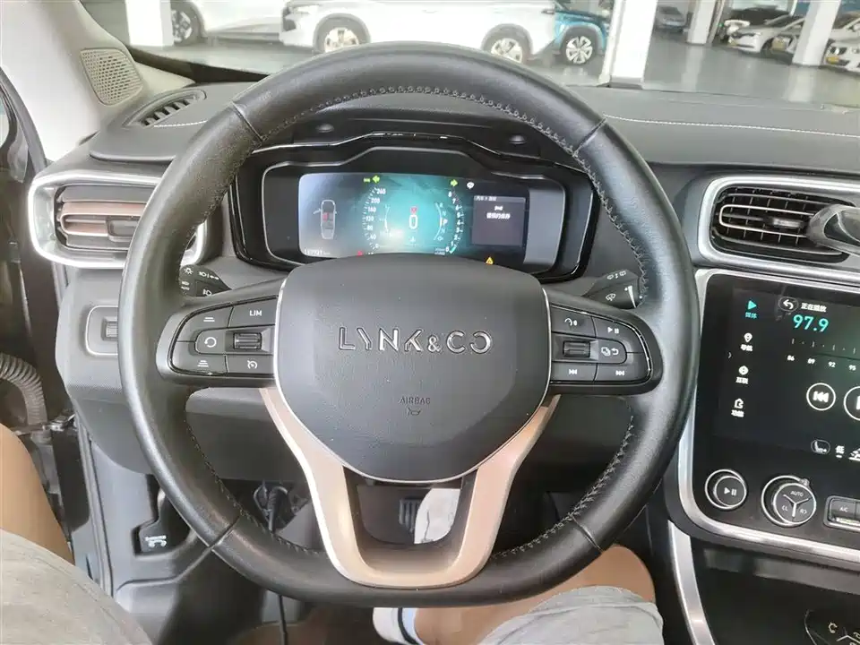 Lynk & Co 01