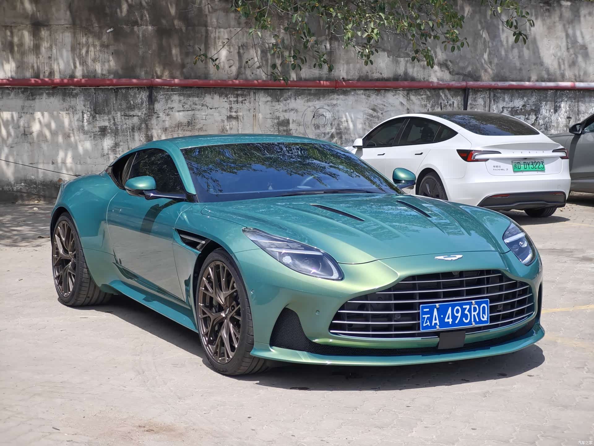 Aston Martin DB12, 2024 3