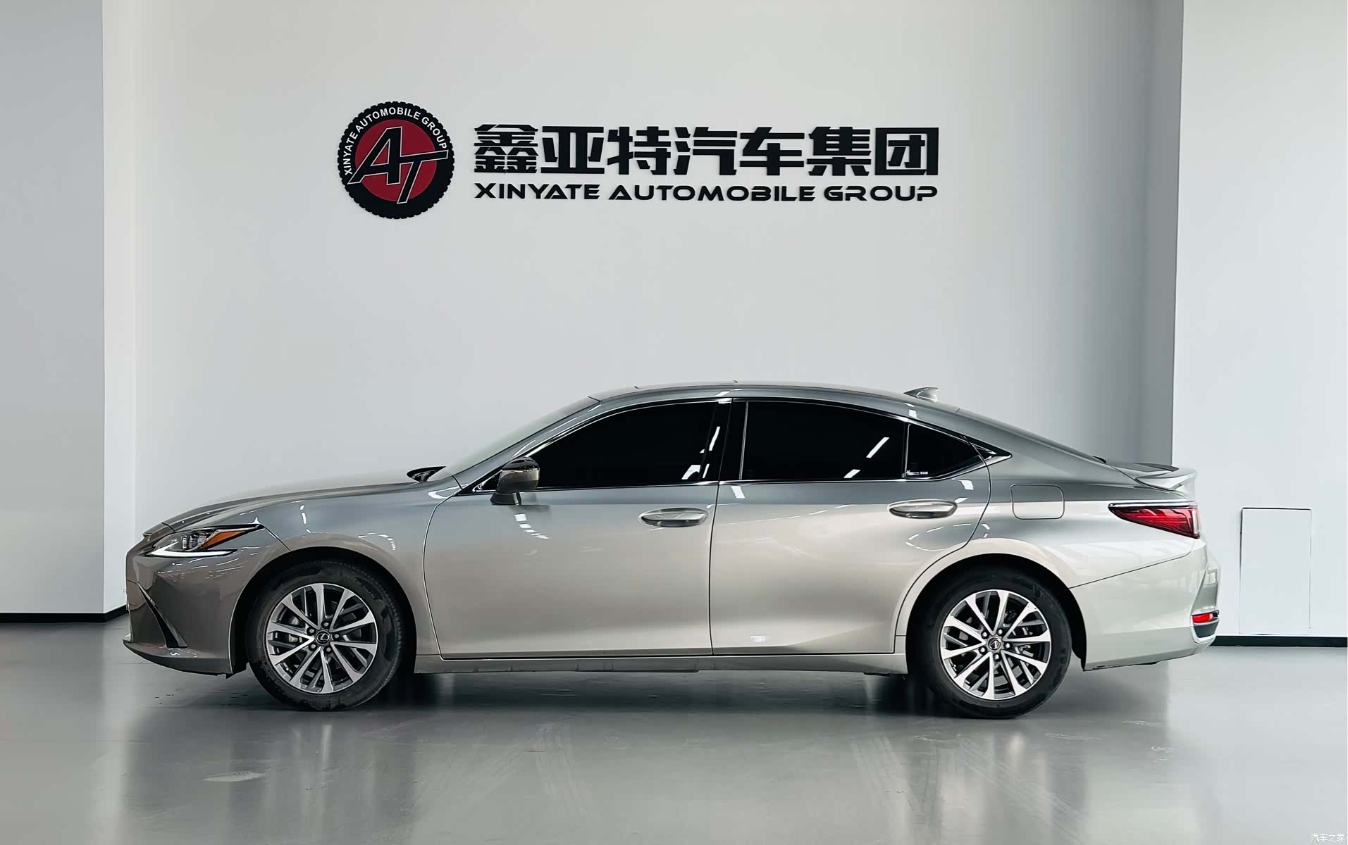 Lexus ES, 2023 все фото