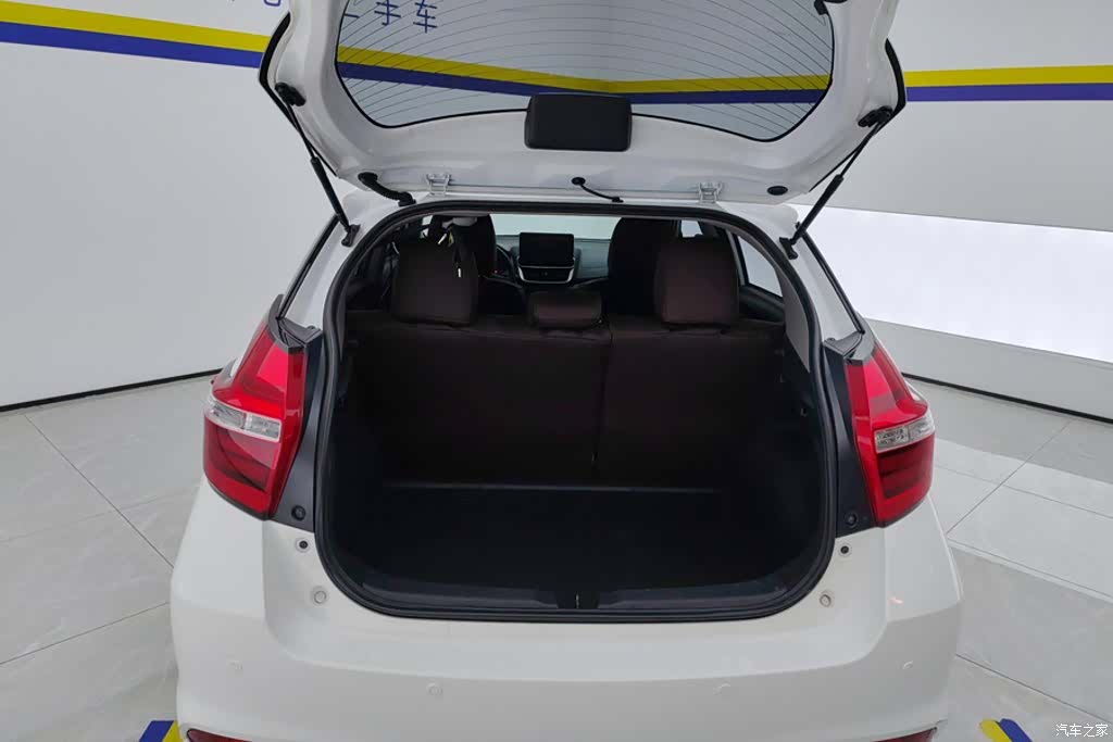 Toyota YARiS L, 2020 4