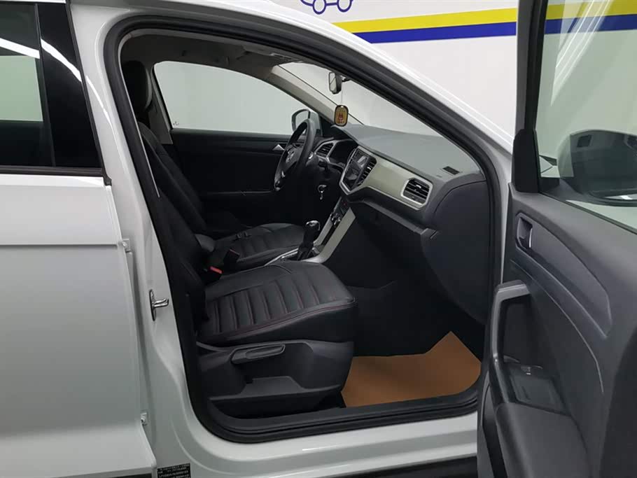 Volkswagen T-ROC exploring Songs