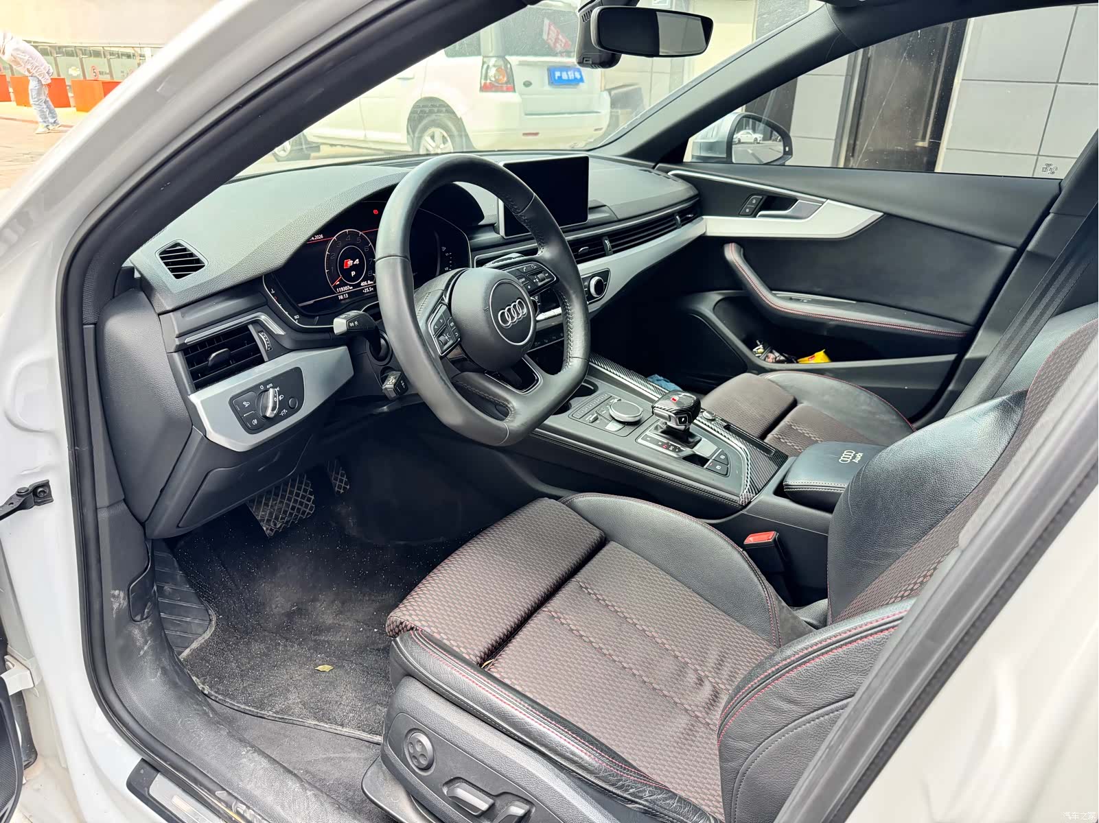 Audi A4L, 2019 все фото
