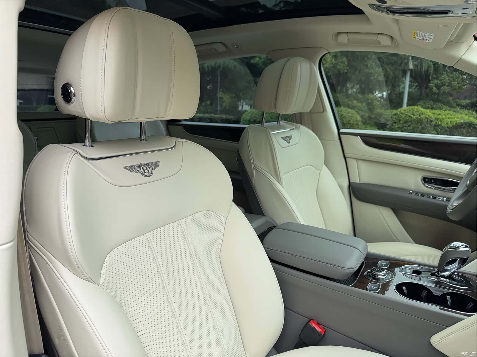 Bentley Bentayga, 2019 25