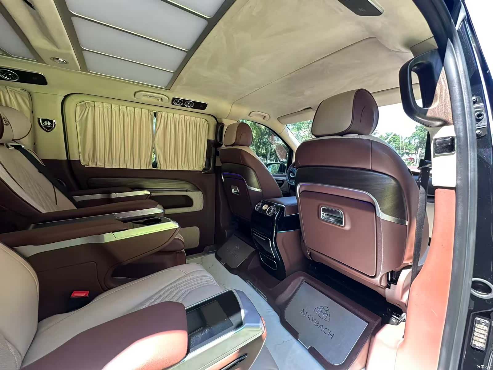 Mercedes-Benz 7, 2023 14