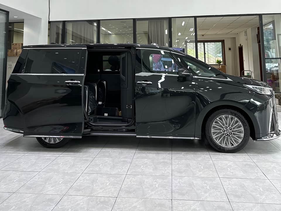 Lexus LM Lexus LM