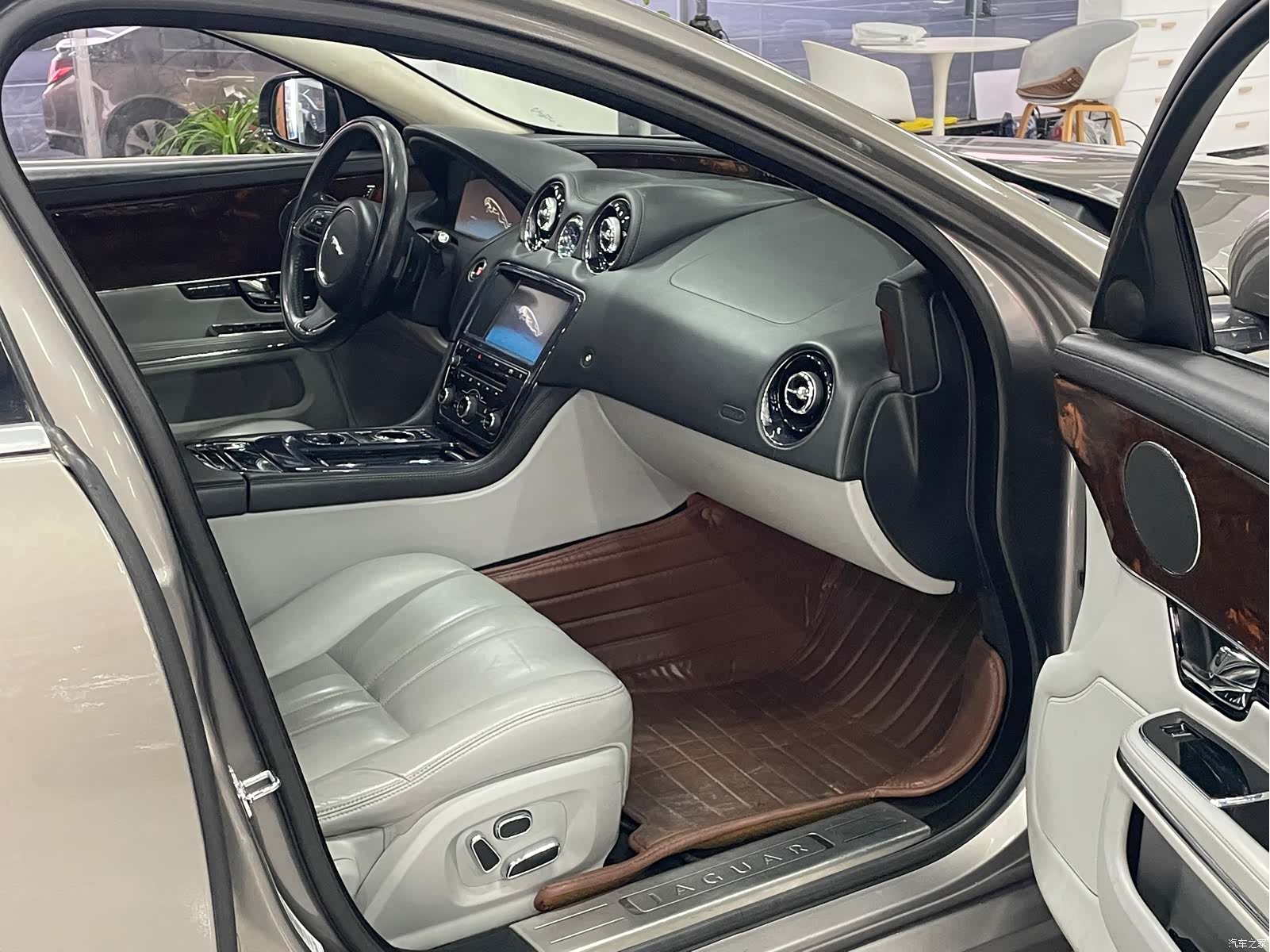 Jaguar XJ, 2012 9