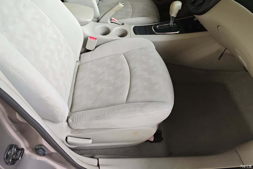 Nissan Tiida, 2012 8