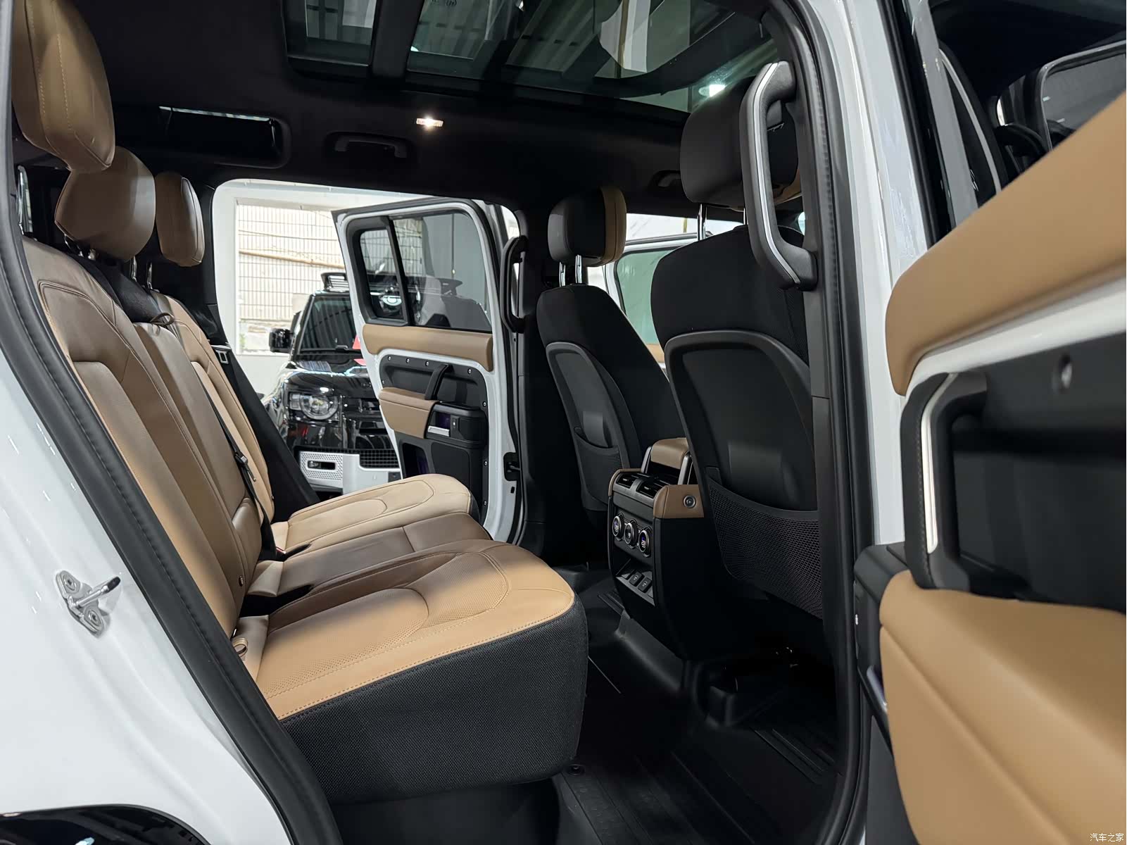 Land Rover Defender, 2026 11