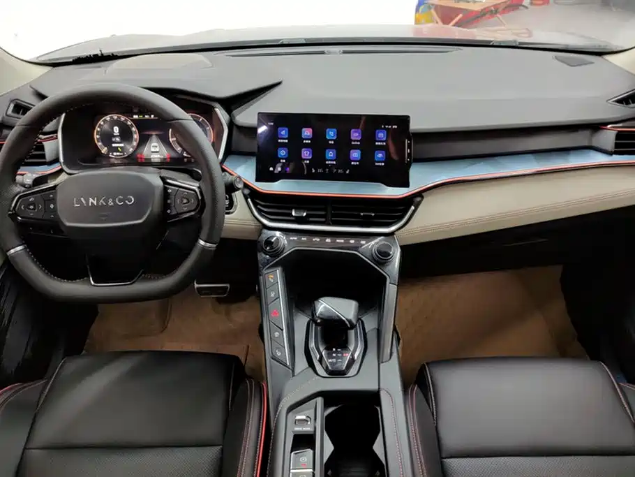 Lynk & Co 06