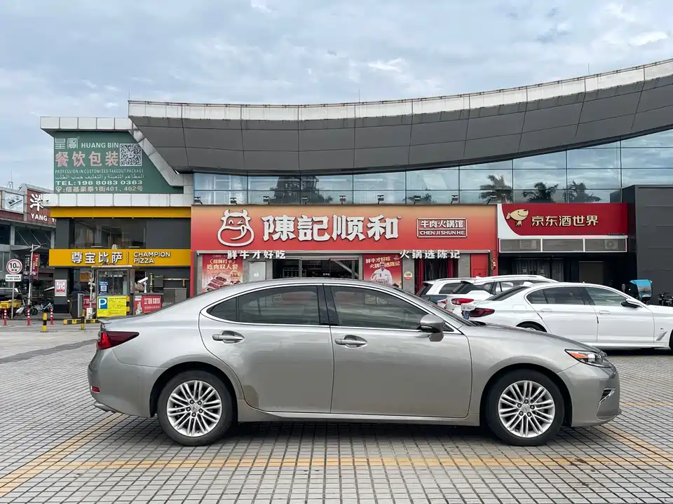 Lexus ES