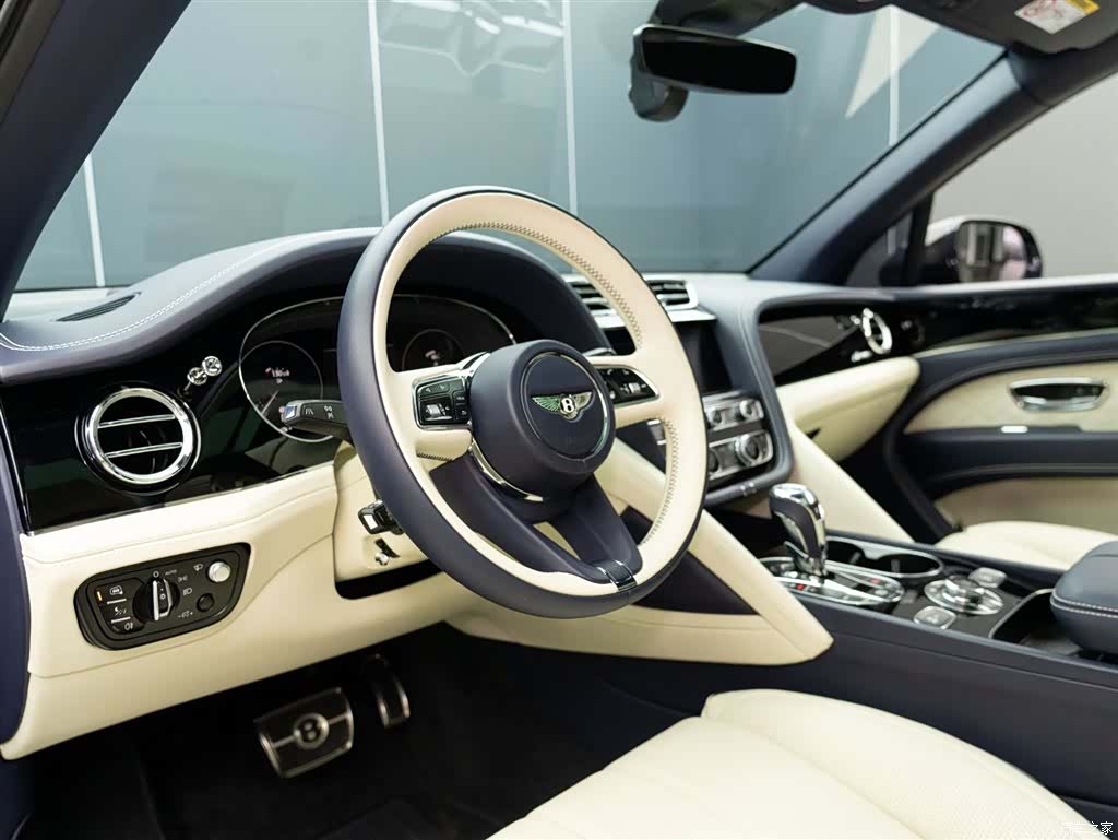Bentley Bentayga, 2025 9