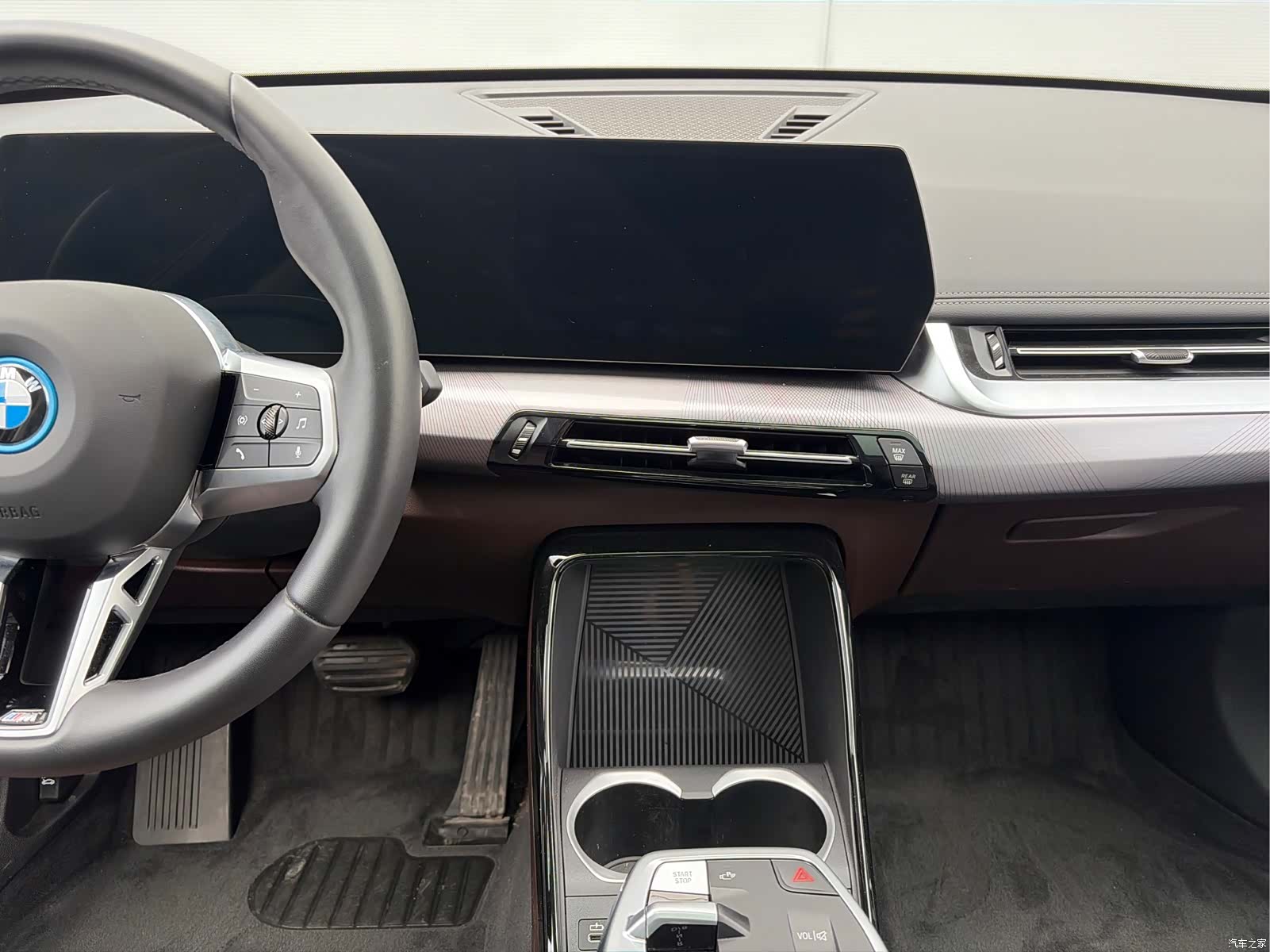 BMW iX1, 2025 14