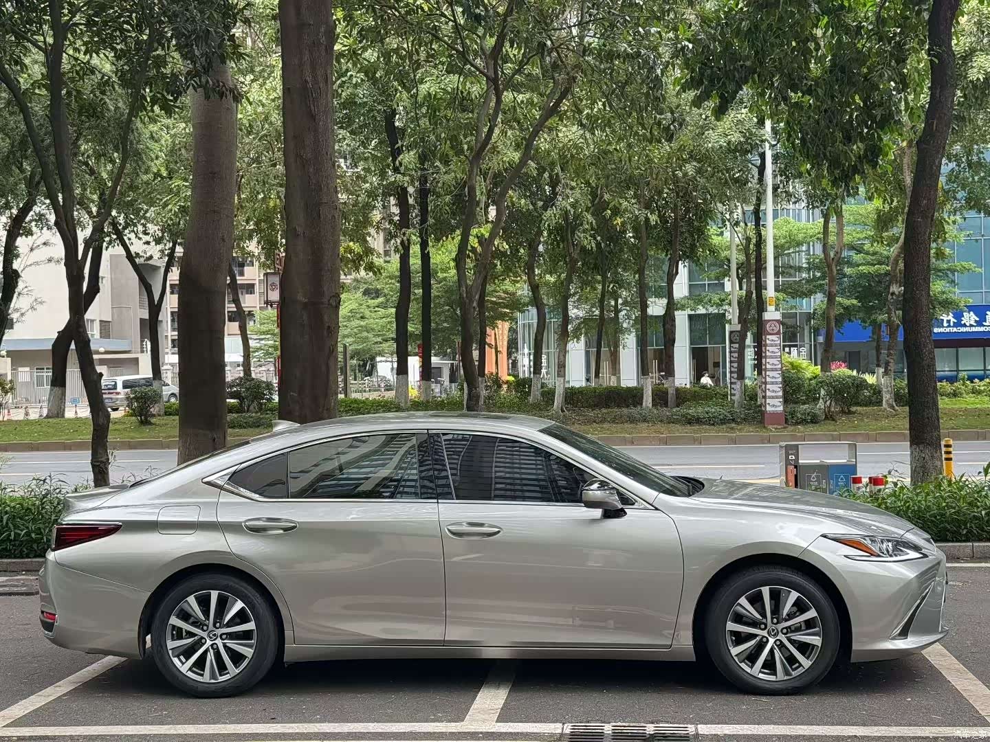 Lexus ES, 2019 4