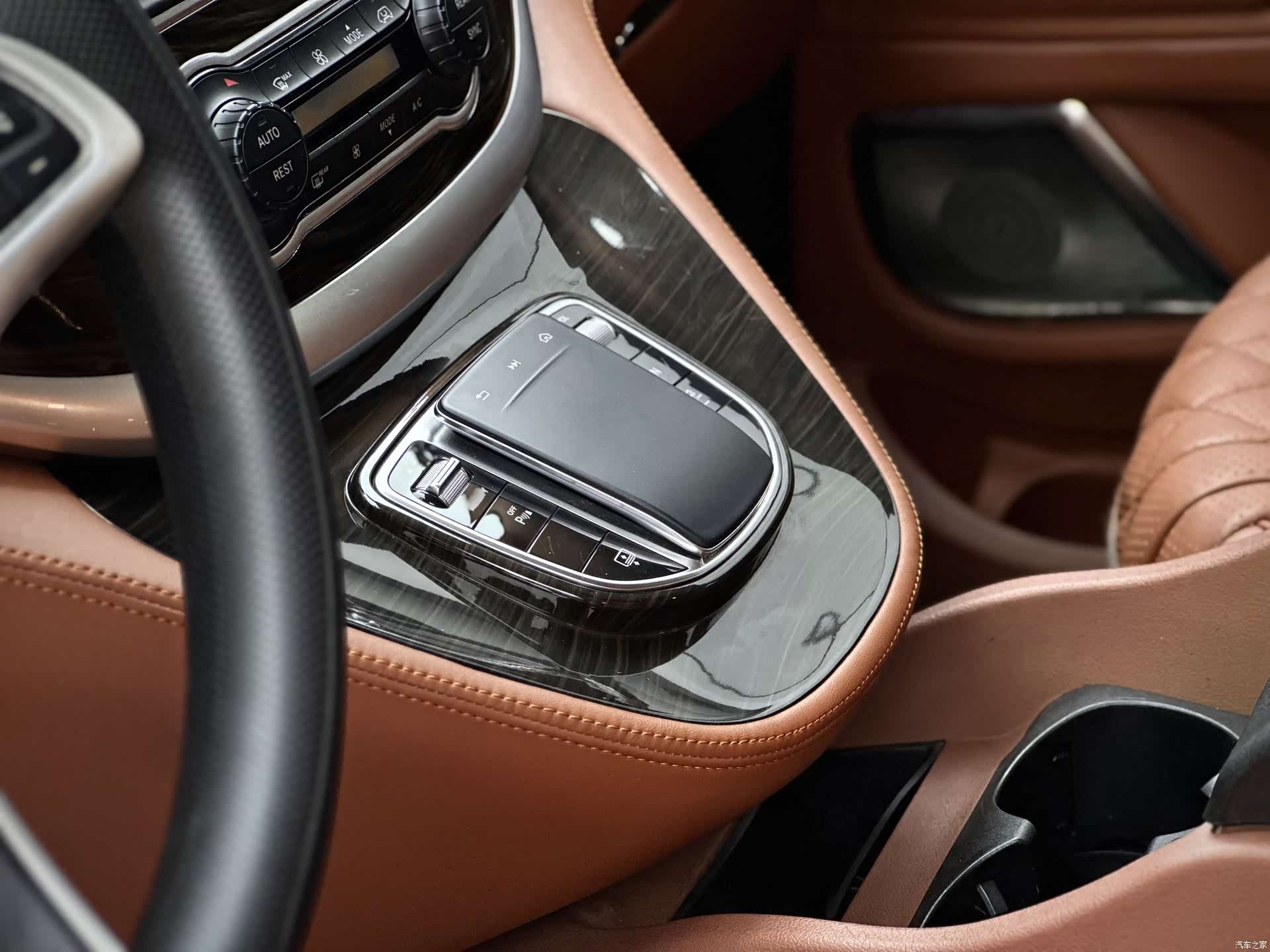 Mercedes-Benz 7, 2020 14