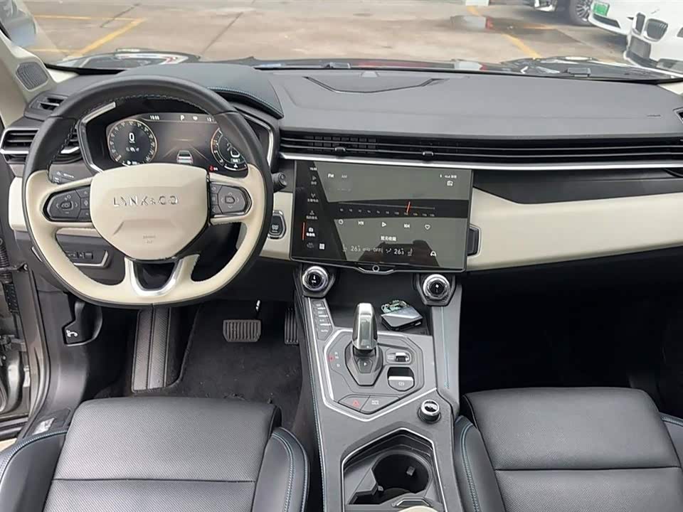 Lynk & Co 01
