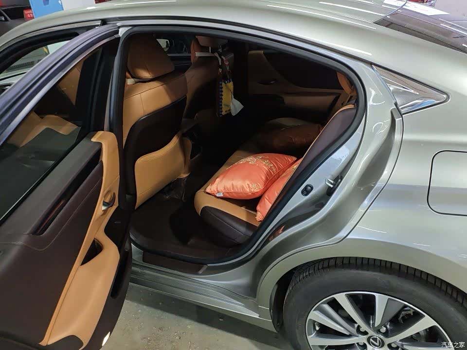 Lexus ES, 2020 4