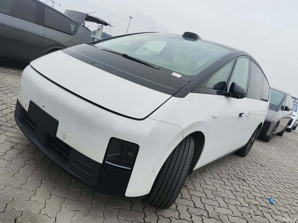 Li Auto MEGA, 2024 3