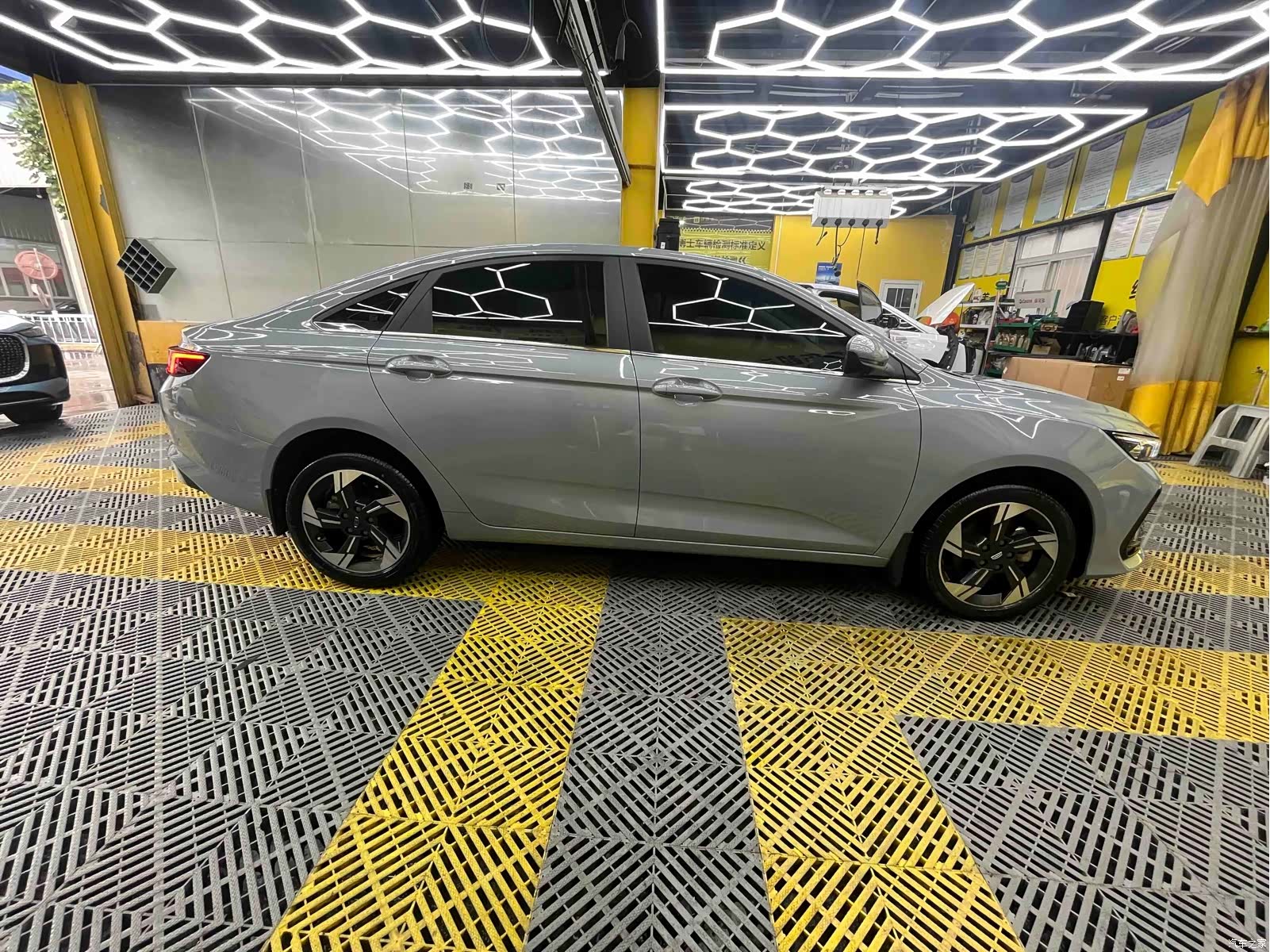 Geely Emgrand, 2023 16