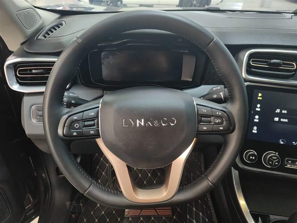 Lynk & Co 01