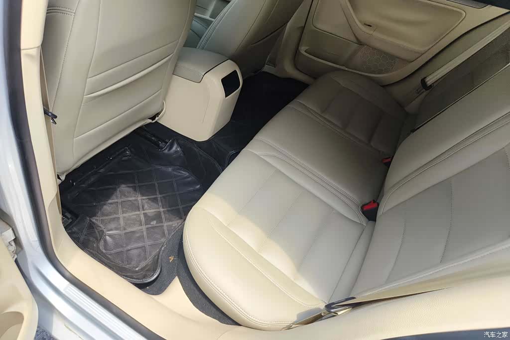 Volkswagen Sagitar, 2012 11