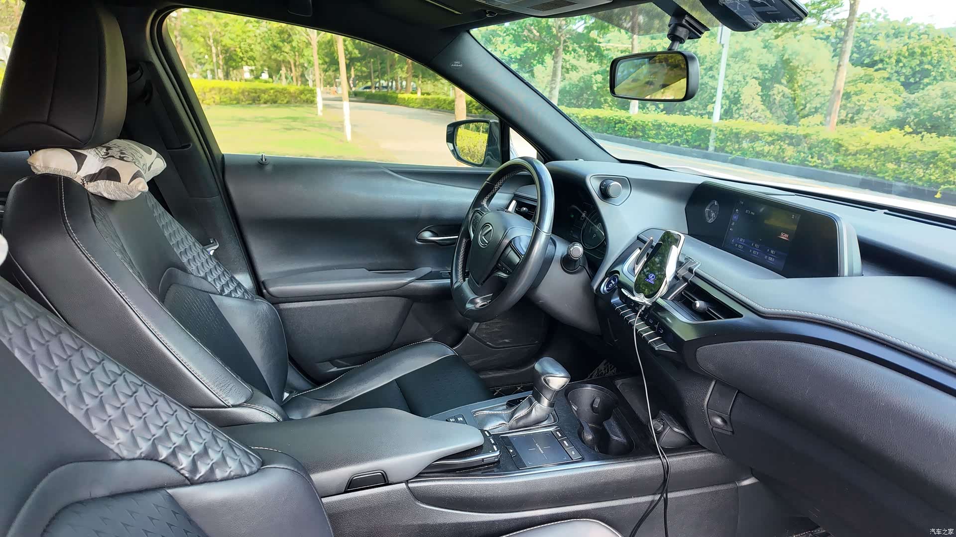Lexus UX, 2019 29