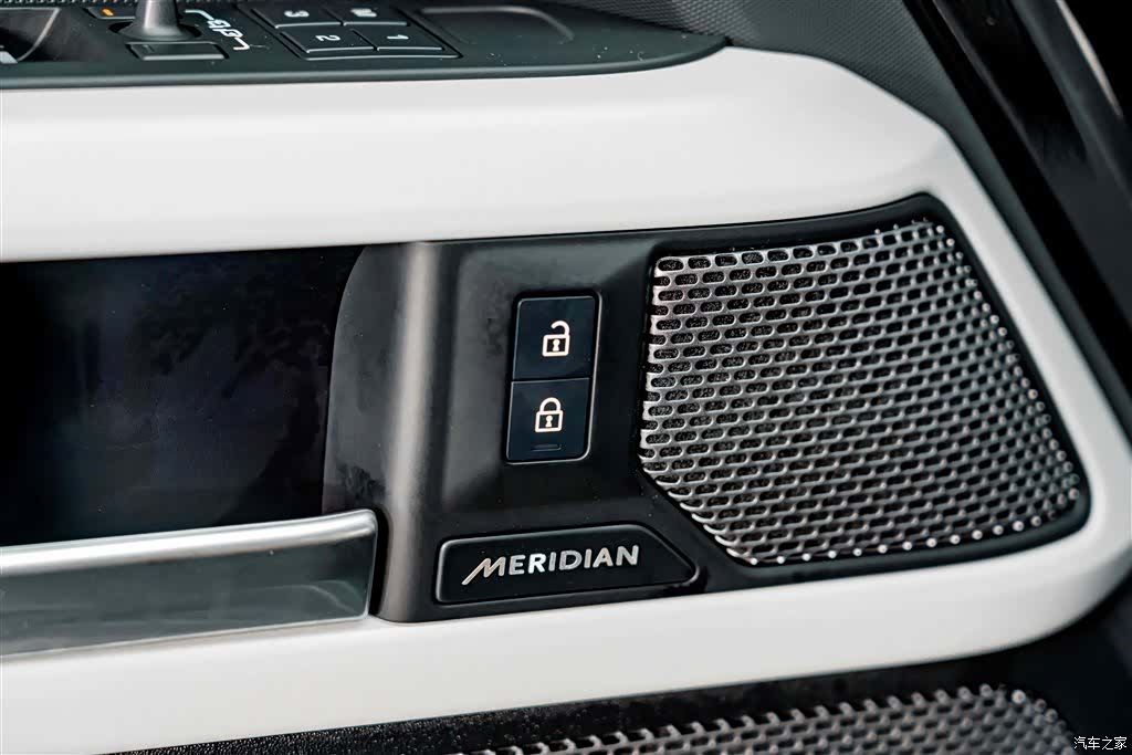 Land Rover Defender, 2023 23