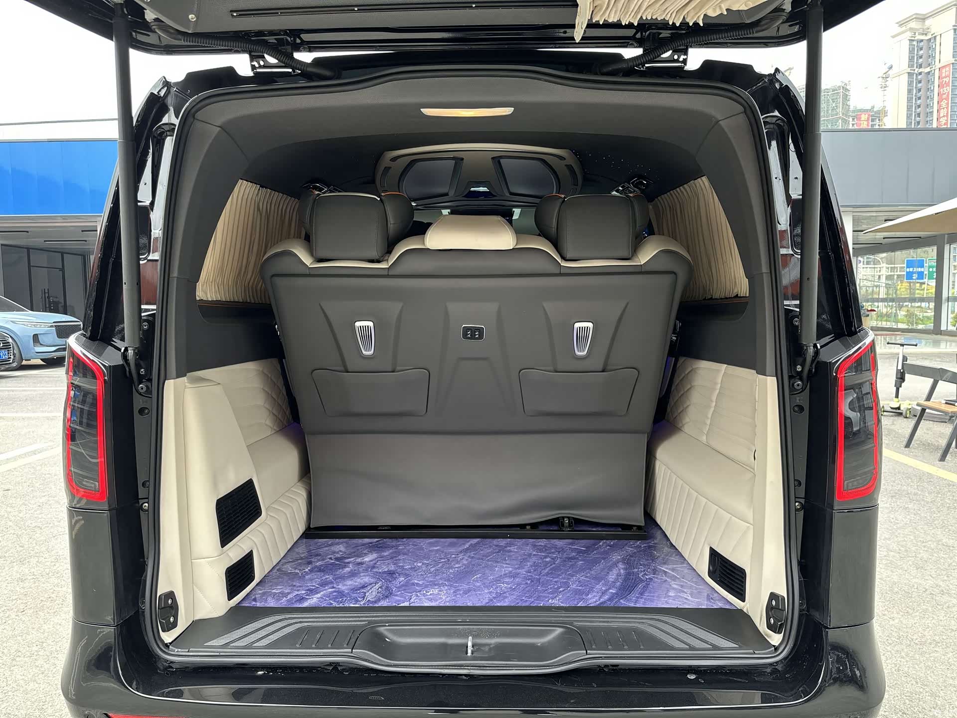 Mercedes-Benz 7, 2023 9