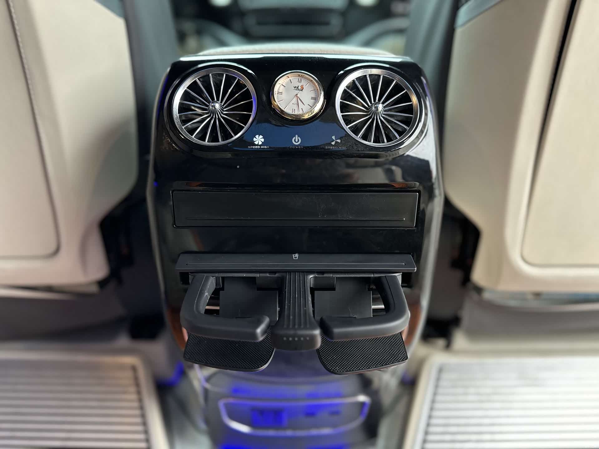 Mercedes-Benz 7, 2023 11