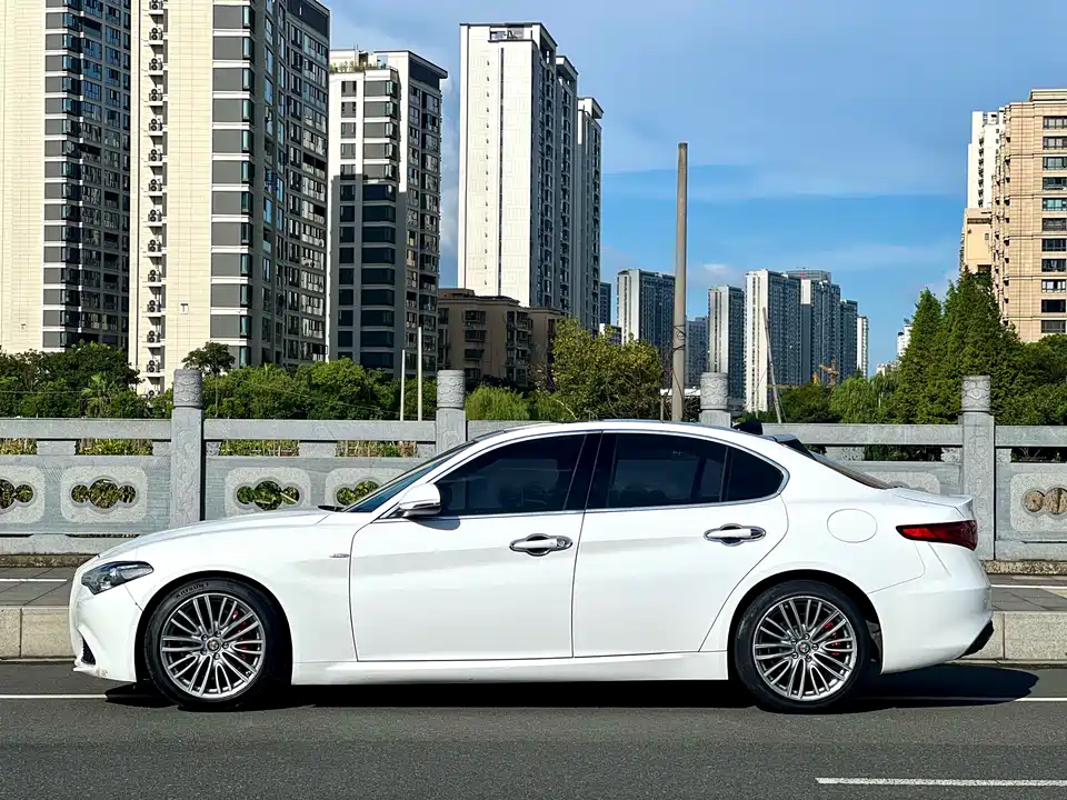 Alfa Romeo Giulia Alfa Romeo Giulia