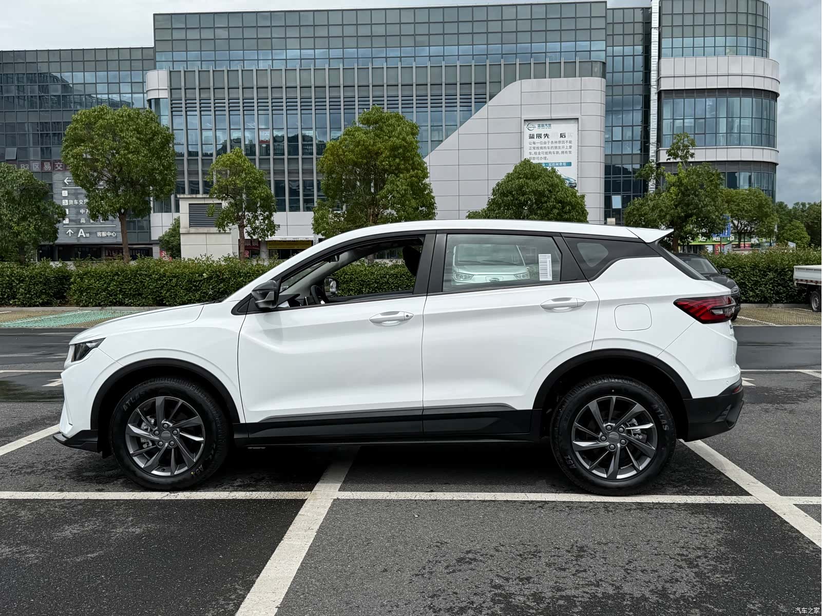Geely Coolray, 2025 12